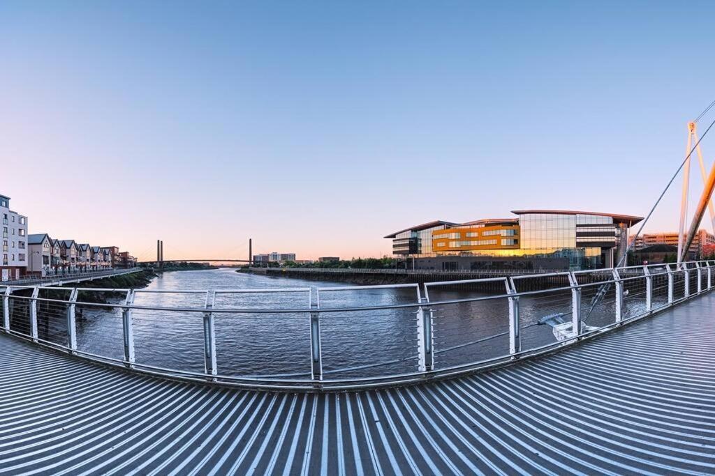 Luxury Riverfront Apartment Newport  Bagian luar foto