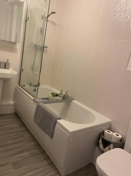 Luxury Riverfront Apartment Newport  Bagian luar foto