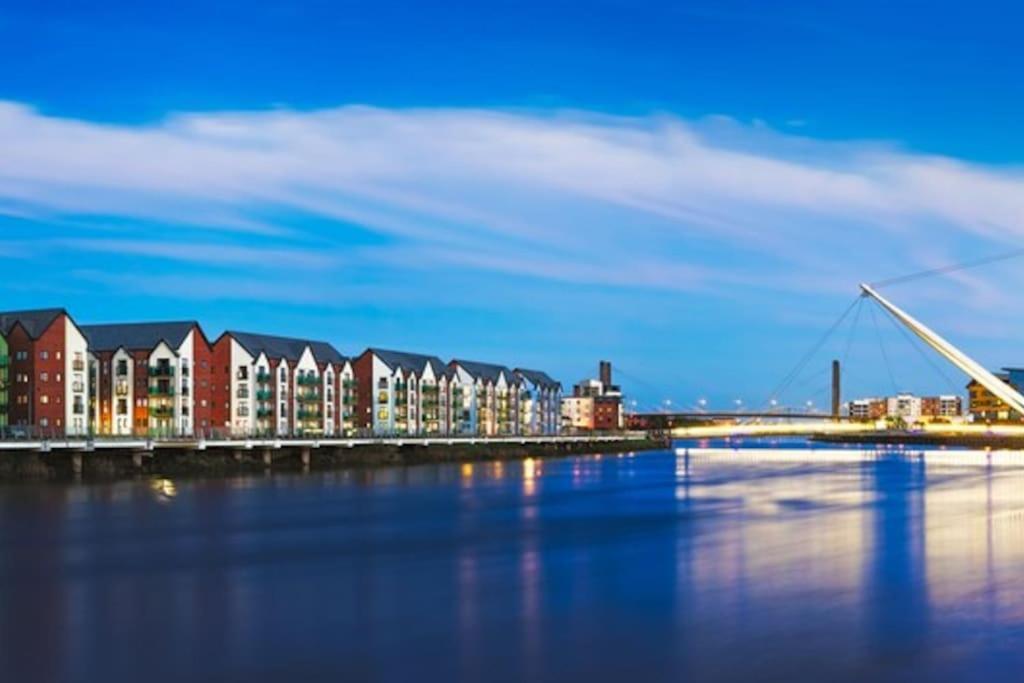 Luxury Riverfront Apartment Newport  Bagian luar foto