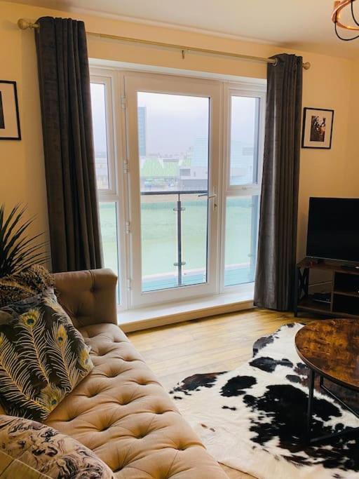 Luxury Riverfront Apartment Newport  Bagian luar foto