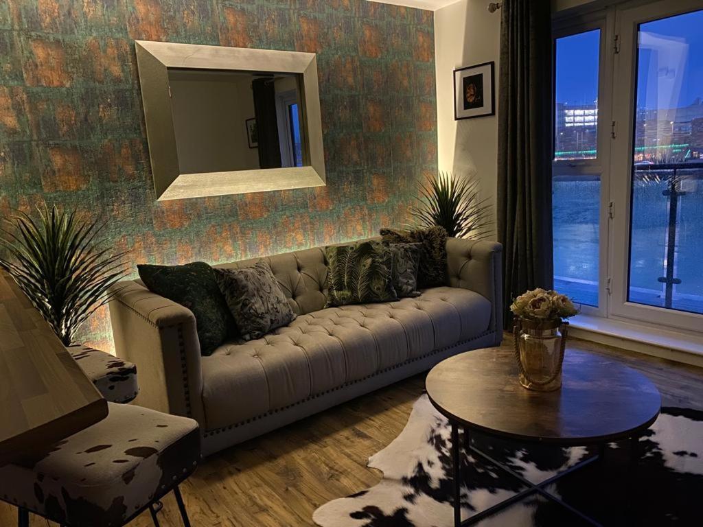 Luxury Riverfront Apartment Newport  Bagian luar foto