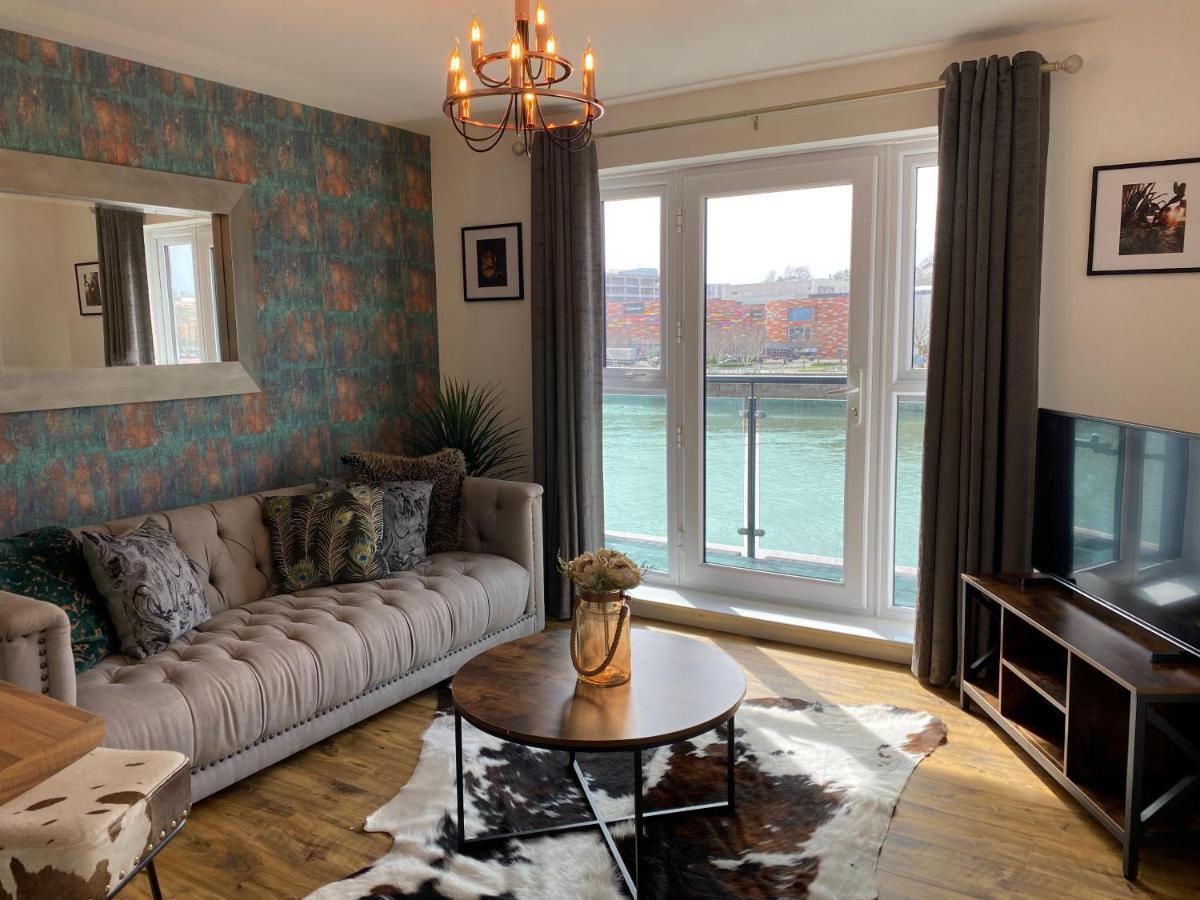 Luxury Riverfront Apartment Newport  Bagian luar foto